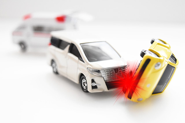 車と車が衝突する交通事故のイメージイラスト画像